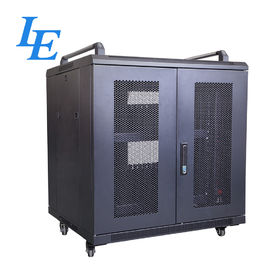 ruedas materiales del balanceo del estante IP20 SPCC de la PDU del gabinete del estante del servidor de la capacidad de cargamento 800KG con frenado